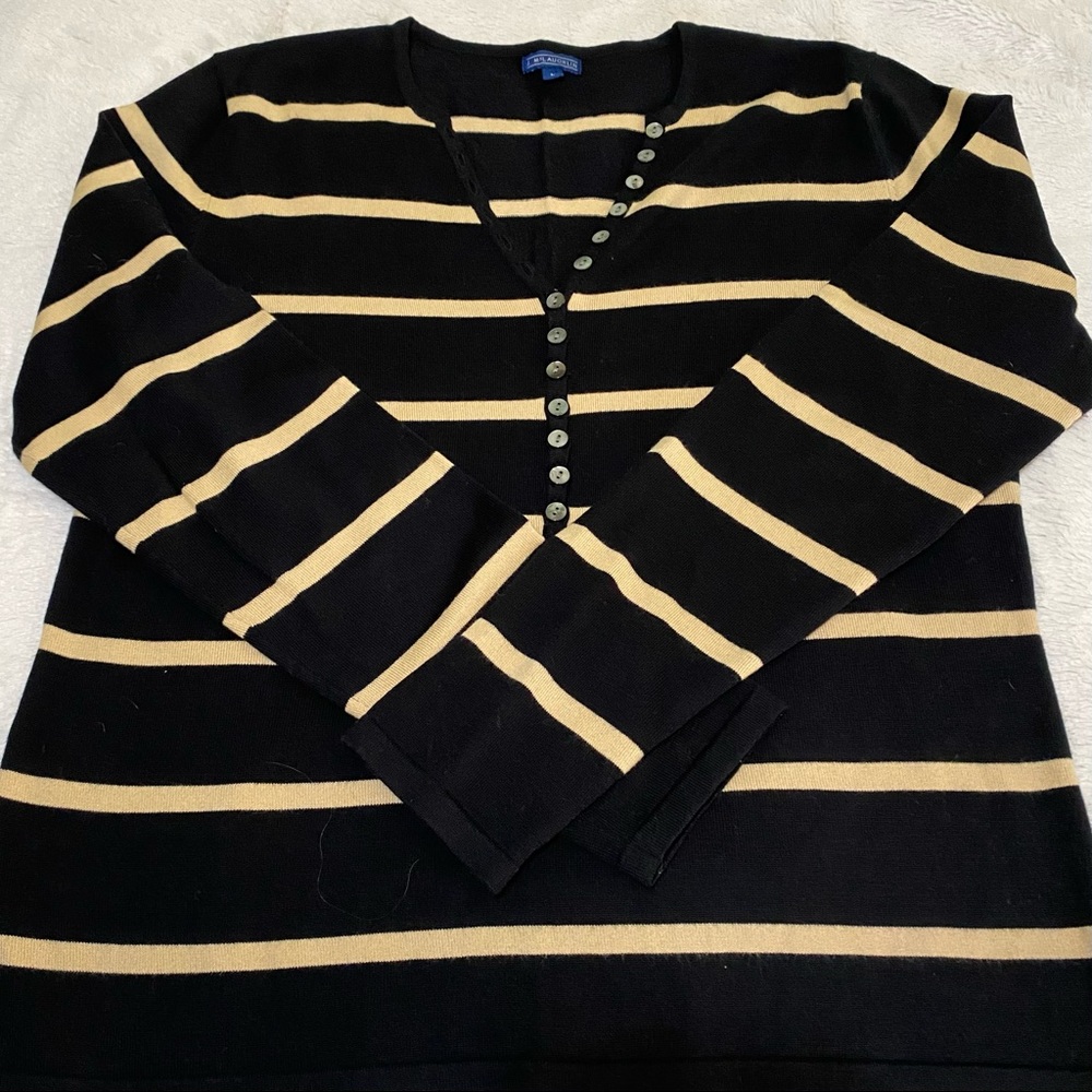 EUC! LT. WEIGHT V NECK SWEATER W/HENLEY BUTTONS.